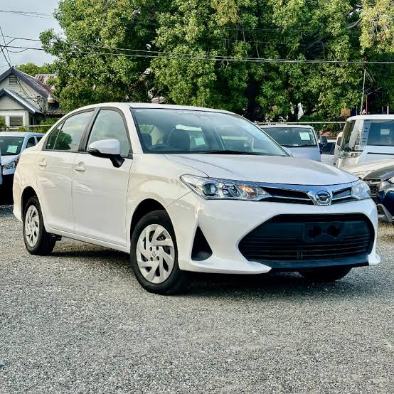 Large comfortable sedan for up to 4 passengers